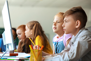 Schüler im Klassenraum vor dem Computer